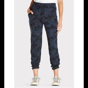 Sundry for Evereve Navy Camo Joggers Size Small